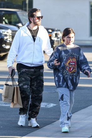 MALIBU, CA - *EXCLUSIVE* - Scott Disick takes his son Mason shopping for James Pearce at the iconic Malibu Cross Creek Mall.  Pictured: Scott Disick, Mason Disick Backgrid USA March 12, 2022 USA: +1 310798 9111 / usasales@backgrid.com UK: +44208344 2007 / uksales@backgrid.com *UK Customers - Images containing Kids, please cut the face before this post *