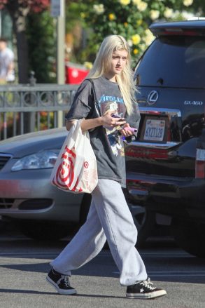 LOS ANGELES, CA - *EXCLUSIVE* - Denise Richards and Charlie Sheen's daughter Sammy Sheen has done her Target shopping with her new blonde hair in Los Angeles.  Pictured: Sami SheenBACKGRID USA 22 March 2022 USA: +1 310798 9111 / usasales@backgrid.com UK: +44208344 2007 / uksales@backgrid.com* UK Customers - Images containing children, please Pixelate Face before posting *