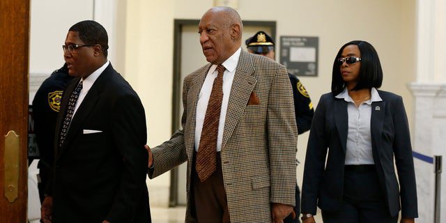 Bill Cosby (C), enters the courtroom for a hearing as his attorneys are expected to renew their battle with prosecutors over whether more than a dozen defendants can testify in his criminal sex trial next year, in Norristown, Pennsylvania, Dec 13, 2016 REUTERS/David Mailletti / Paul