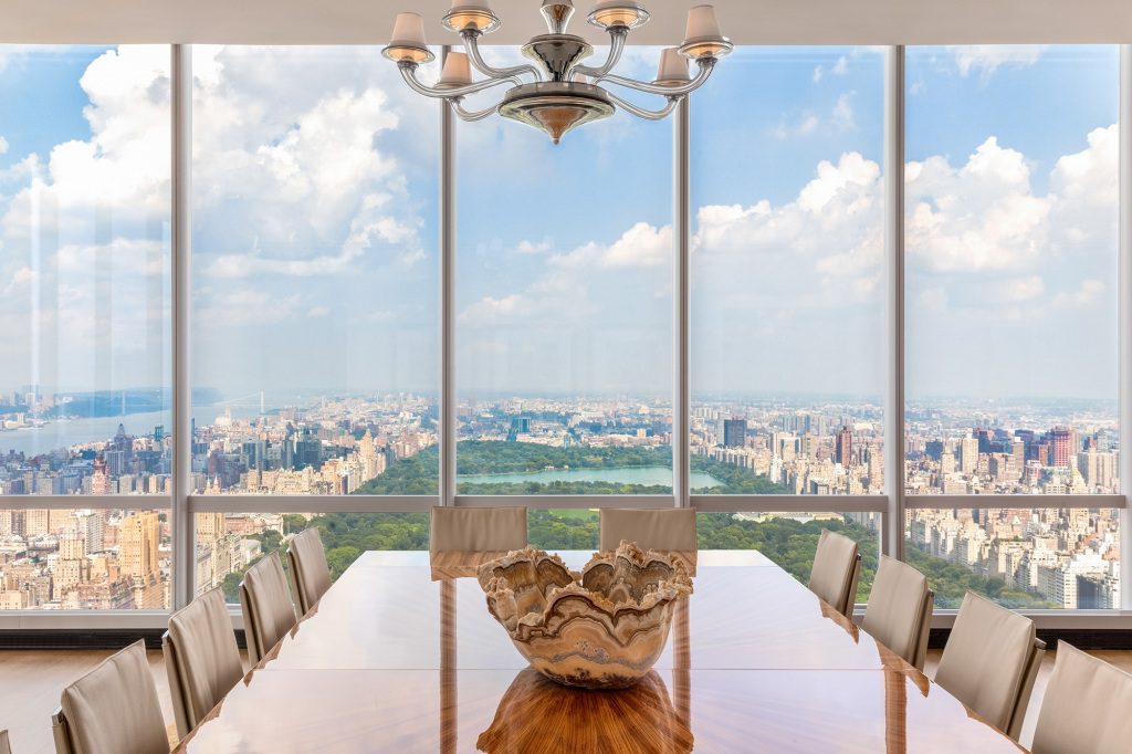 The dining area of ​​the One57 rental unit has the same panoramic view through massive exposures.